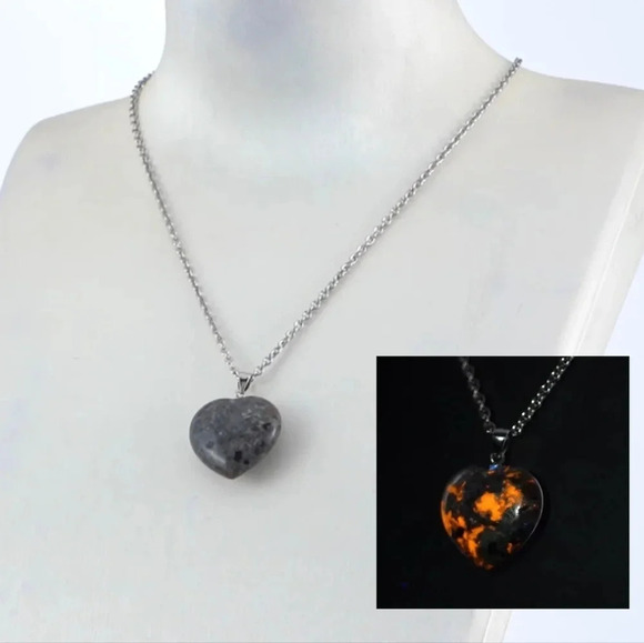 Natural Yooperlite Heart Shape Pendant Necklace 24" In Silver Plate - Picture 8 of 9